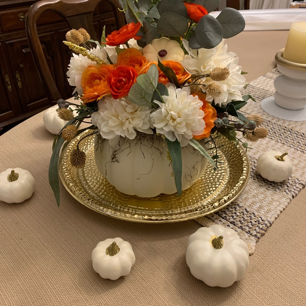 Autumn pumpkin centerpiece - Picture 3 of 9